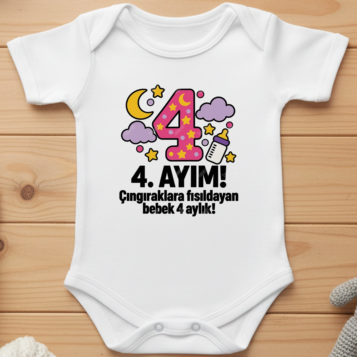 4. Aylık - Çıngıraklara Fısıldayan Bebek 4 Aylık - Bebek Body Zıbın